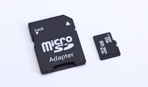 大容量32GBのmicroSDHCカード付属