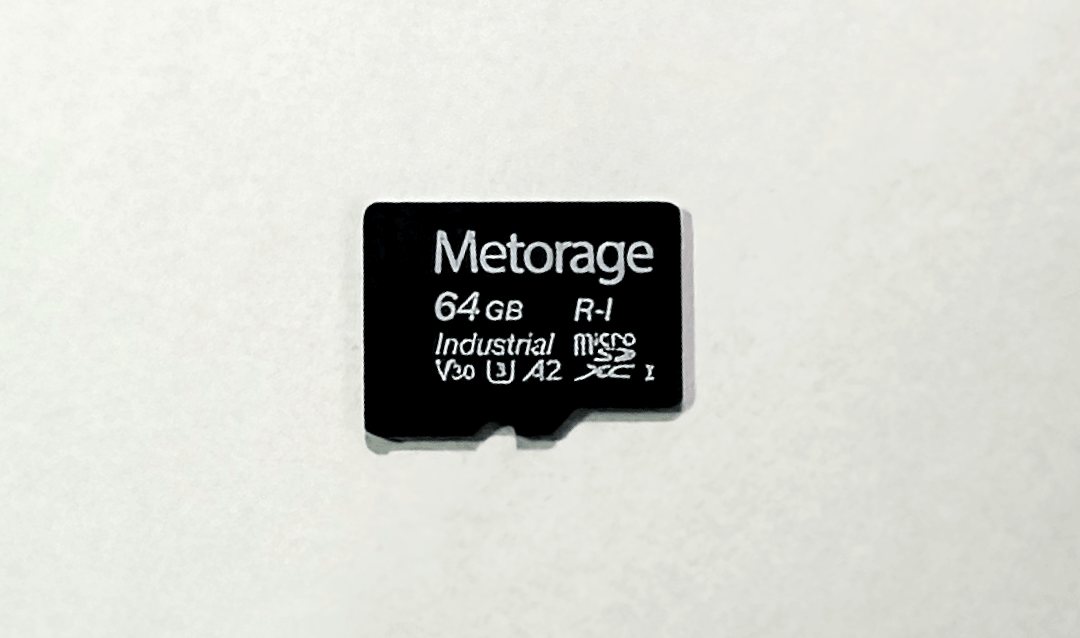 大容量64GBのmicroSDXCカード付属