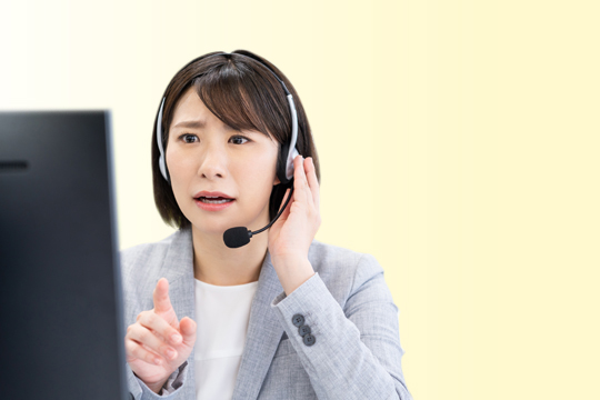 社用車が業務時間外にも動いてたり、速度超過や事故のとき状況がわからなくて困っているイメージ