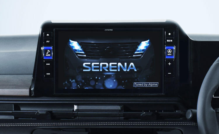 新型セレナ専用のインストルメントパネルで装着される11型の大画面。