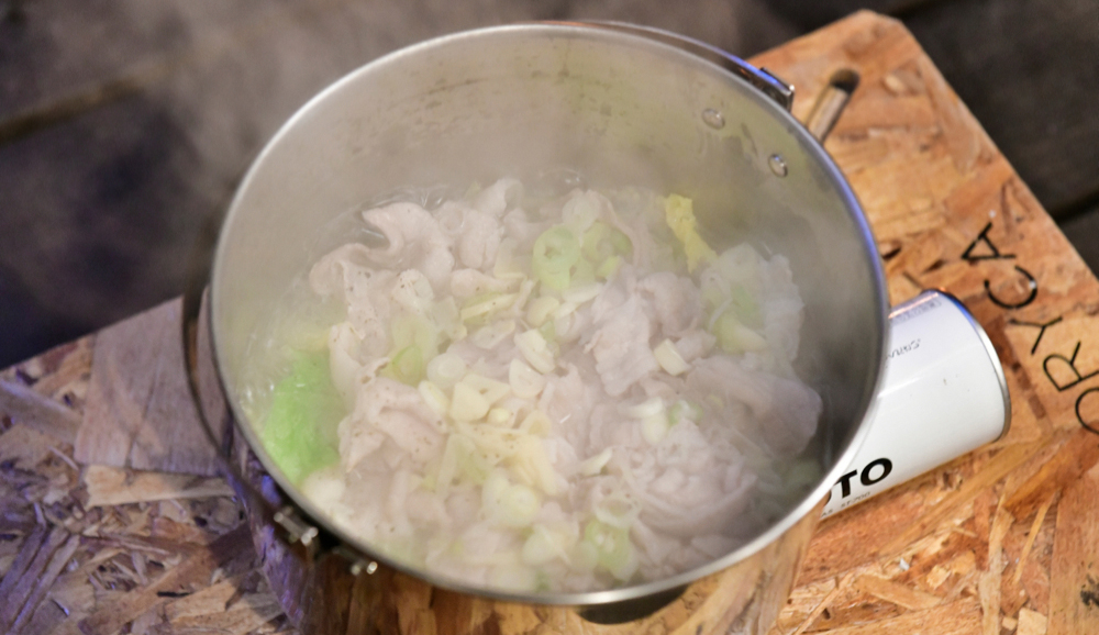 冬のキャンプ飯は「お鍋」で決まり。ごま油が隠し味の「ネギ塩豚鍋」。