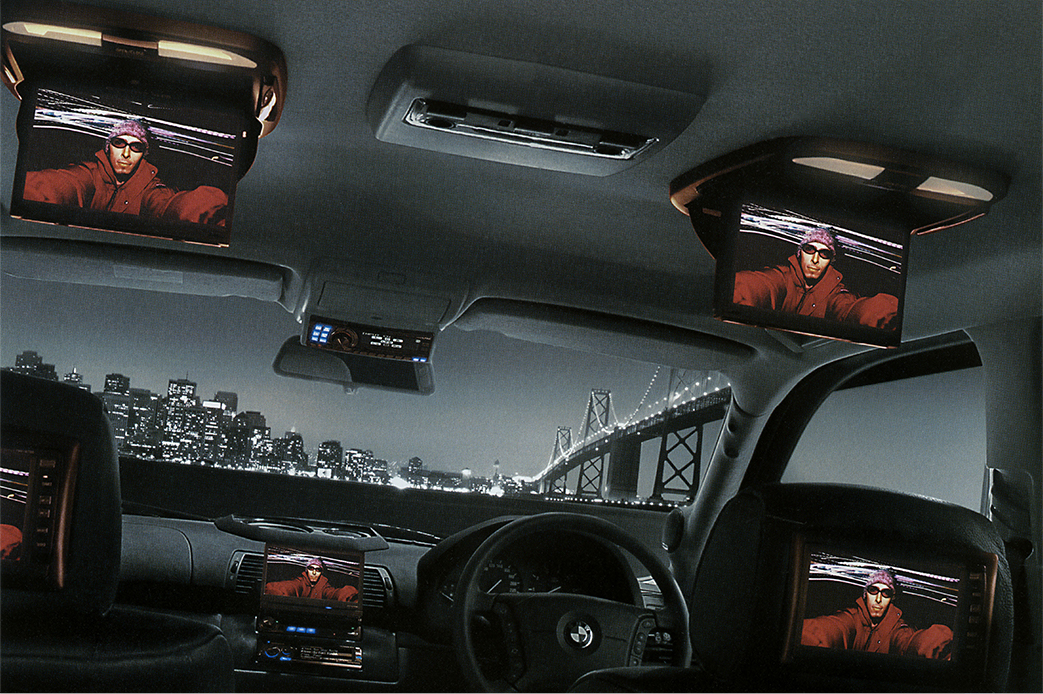 渋滞中でも子供を笑顔に。 リアビジョンという魔法 | カー用品