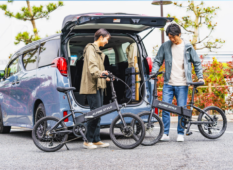 駐車スポットでe-bikeを準備